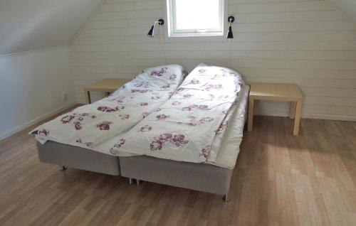 Cama en habitación con ventana y mesa en Gorgeous Home In Hyltebruk With Lake View, en Hyltebruk