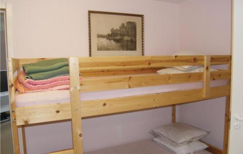 Letto a castello in legno in camera di Cozy Apartment In Saxtorp With Kitchenette a Saxtorp