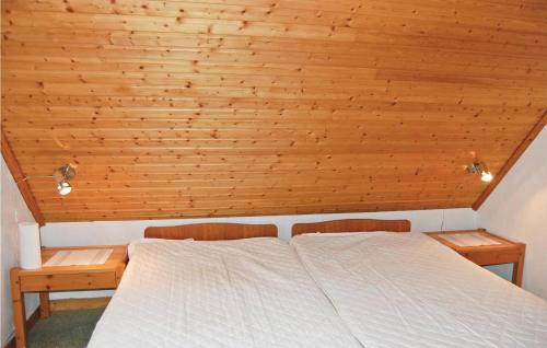 Postel nebo postele na pokoji v ubytování Stunning Home In Vetlanda With Kitchenette