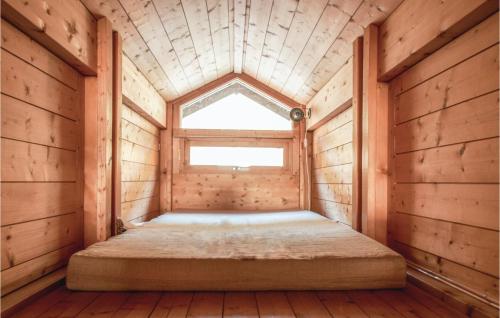 A bed or beds in a room at Cozy Home In Rendalen With House A Mountain View