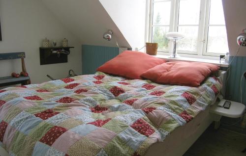 Lidhultにある2 Bedroom Cozy Home In Lidhultのベッドルームに掛け布団付きのベッド1台