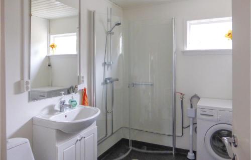 ストレムスタードにあるNice Home In Strmstad With 3 Bedrooms And Wifiのバスルーム(シャワー、洗面台、トイレ付)
