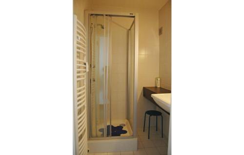 un baño con ducha con un gato negro tirado en el suelo en Residence Los Angeles Ref, 130, en Ostende
