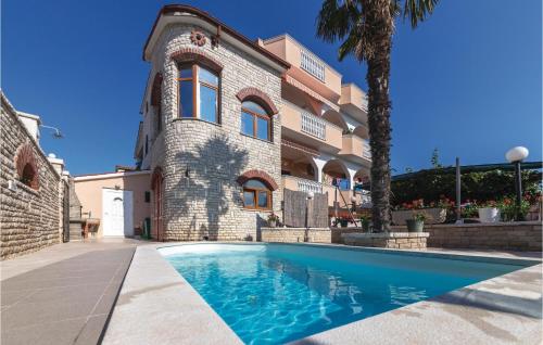 2 Bedroom Amazing Apartment In Pula