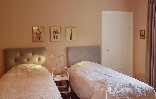 Postel nebo postele na pokoji v ubytování Cozy Home In Mantorp With Kitchen