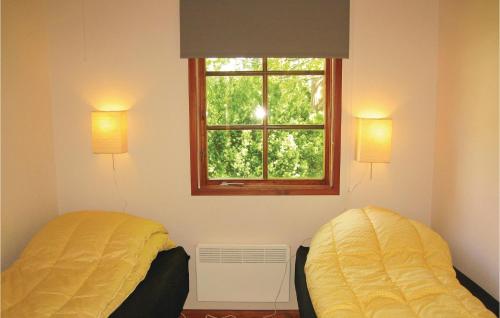 LöderupにあるNice Home In Lderup With 2 Bedroomsの窓付きの部屋 ベッド2台
