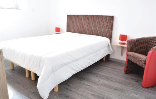 SaintenyにあるNice Apartment In Sainteny With 1 Bedrooms And Wifiのベッドルーム1室(大きな白いベッド1台、椅子2脚付)