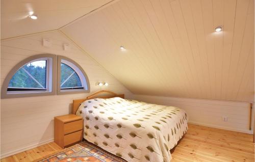 Säng eller sängar i ett rum på Nice Home In Lidkping With Kitchen