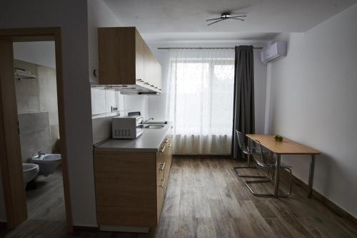 una cocina con encimera y mesa. en AT Central Apartments, en Bucarest