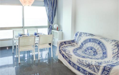 Awesome Apartment In La Manga Del Mar Menor With Kitchenette tesisinde bir oturma alanı