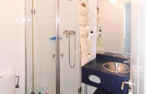 Awesome Apartment In La Manga Del Mar Menor With Kitchenette tesisinde bir banyo