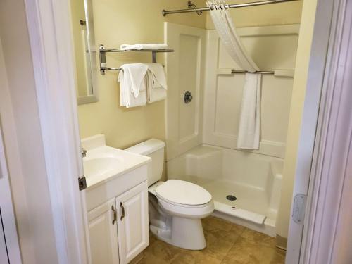 La salle de bains blanche est pourvue de toilettes et d'un lavabo. dans l'établissement Studio 6-Richmond, VA - I-64 West, à Richmond