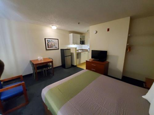 Zimmer mit einem Bett und einem Tisch sowie einer Küche in der Unterkunft Studio 6-Richmond, VA - I-64 West in Richmond