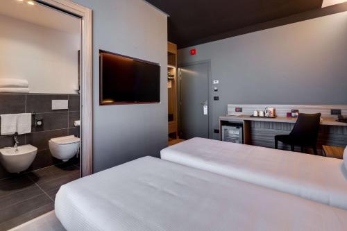 Un pat sau paturi într-o cameră la Best Western Aries Hotel