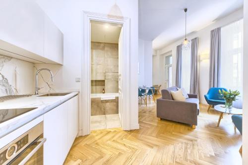 A kitchen or kitchenette at Jilska Palace Apartments
