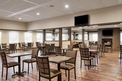 Телевизор и/или развлекательный центр в Best Western Plus Milwaukee Airport Hotel & Conference Center
