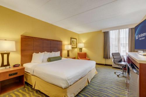 En eller flere senge i et værelse på Best Western Plus Charlotte Matthews Hotel