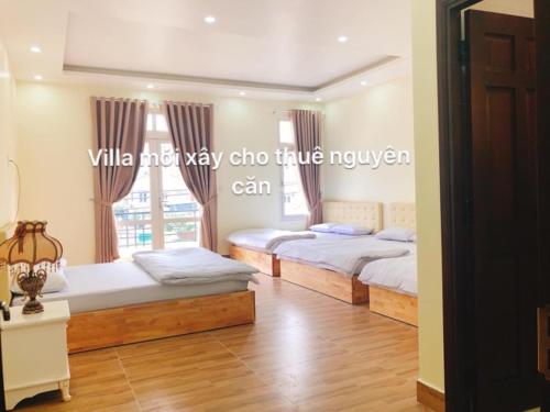 - une chambre avec 2 lits et une fenêtre dans l'établissement Thu Linh Guesthouse, à Đà Lạt