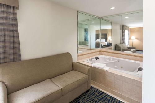 ein Wohnzimmer mit einem Sofa und einer Badewanne in der Unterkunft Quality Inn Rochelle in Rochelle