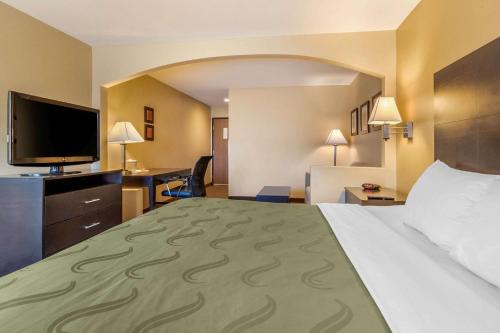 Ένα ή περισσότερα κρεβάτια σε δωμάτιο στο Quality Inn & Suites Lenexa Kansas City