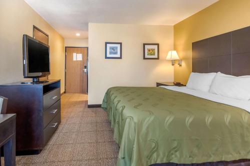 Ένα ή περισσότερα κρεβάτια σε δωμάτιο στο Quality Inn & Suites Lenexa Kansas City