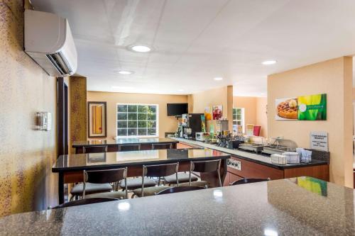 Quality Inn Chester - South Richmondにあるキッチンまたは簡易キッチン