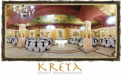 a banquet hall with a set up for a wedding at Hotel Kreta in Galaţi