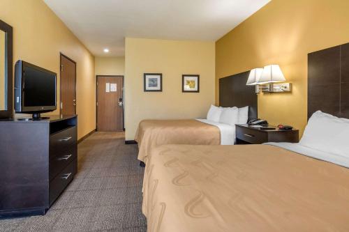 Μια τηλεόραση ή/και κέντρο ψυχαγωγίας στο Quality Inn & Suites Lenexa Kansas City