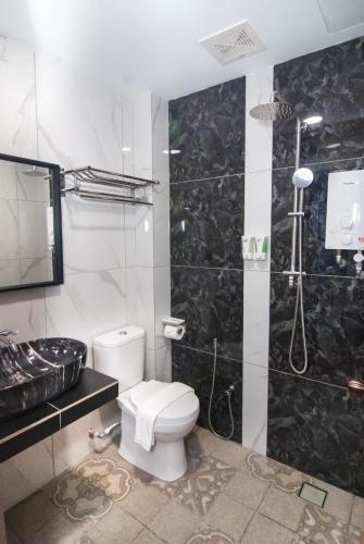 a bathroom with a toilet and a sink and a shower at GOOD 9 HOTEL - Bukit Dahlia in Johor Bahru