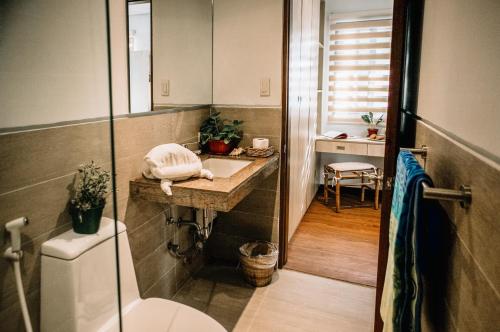 Bathroom sa 357 Boracay Resort