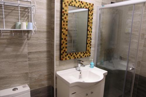 花蓮市的住宿－RUBATO自由節奏民宿，一间带水槽和镜子的浴室