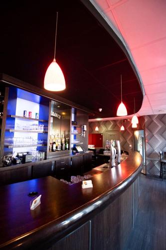 Lounge atau bar di Hôtel L'Espérance Vitré