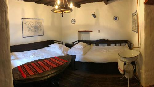 Un pat sau paturi într-o cameră la 200 éves vendégház