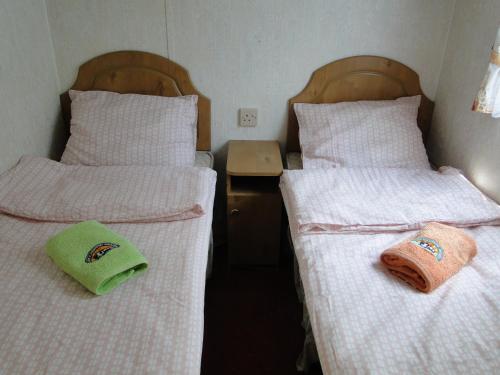 เตียงในห้องที่ Lary Camping Homes - Domki Gorzewo