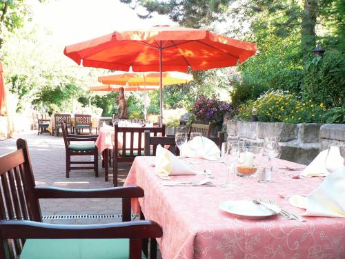 a table with a pink table cloth and an umbrella at Schökel´s Hotel und Restaurant in Elze