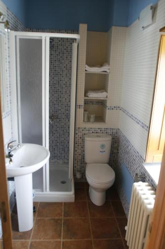 a small bathroom with a toilet and a sink at Casa Rural Soutomoro in Loiba
