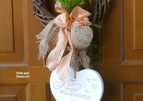 a sign that is attached to a door at Gästehaus am Weinberg - Schlager in Prinzersdorf