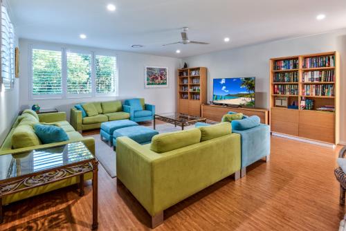 Sala de estar con 2 sofás y mesa en Pavillions Penthouse 25 - 4 Bedroom Luxury Ocean View Hamilton Island, en Hamilton Island