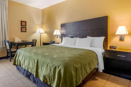 Ένα ή περισσότερα κρεβάτια σε δωμάτιο στο Quality Inn & Suites Lenexa Kansas City