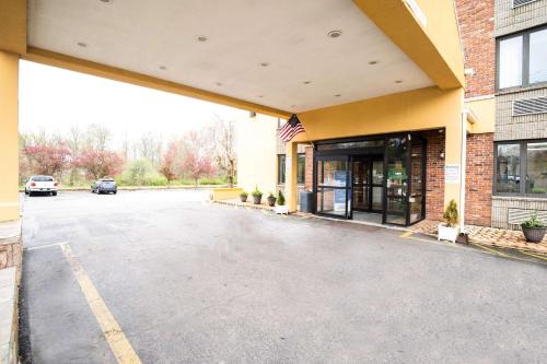 an empty parking lot in front of a building at Quality Inn Cromwell - Middletown in Cromwell