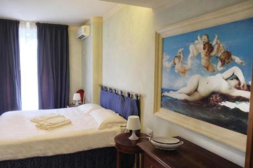1 dormitorio con una gran pintura en la pared en Hotel Terme Eden, en Abano Terme