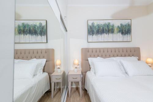 dwa łóżka w sypialni z dwoma lampami na stołach w obiekcie Casa Aelia, luxury apartment w Korfu