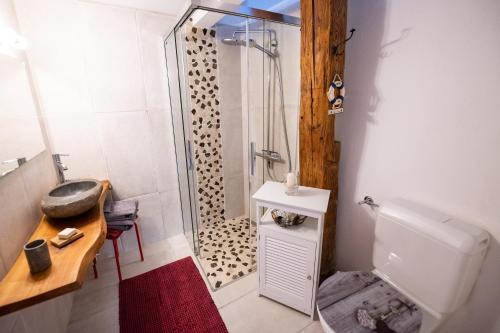 La salle de bains est pourvue d'une douche, de toilettes et d'un lavabo. dans l'établissement Domaine de la Coteire, à Cugy