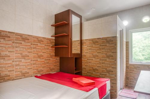 Ένα ή περισσότερα κρεβάτια σε δωμάτιο στο RedDoorz @ Panglima Polim 2