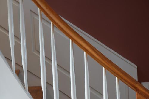 una escalera con barandillas blancas en una casa en Alte Apotheke - Studio Appartements Karlsbad, en Karlsbad