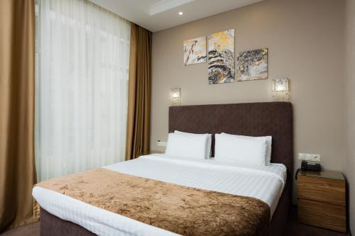 Postel nebo postele na pokoji v ubytování Crystal Hotel