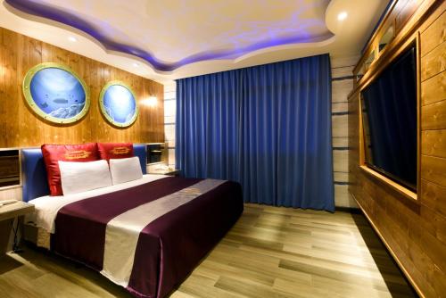 Un pat sau paturi într-o cameră la Carnival Motel