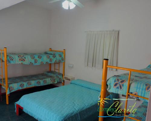 1 dormitorio con 2 literas y ventana en Complejo Clarita en Villa Carlos Paz