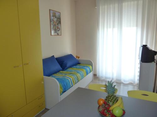 - un salon avec un canapé et une table dans l'établissement Silvi Marina Sea Resort, à Silvi Marina