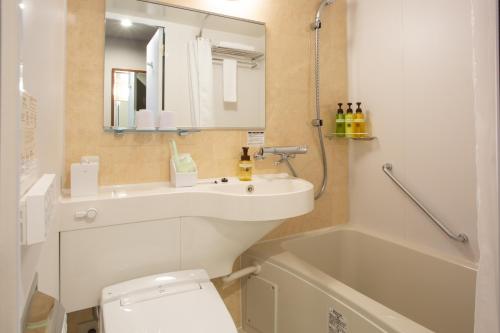 un bagno con lavandino, WC e vasca di Kitanoniwa The Kuretakeso a Hamamatsu